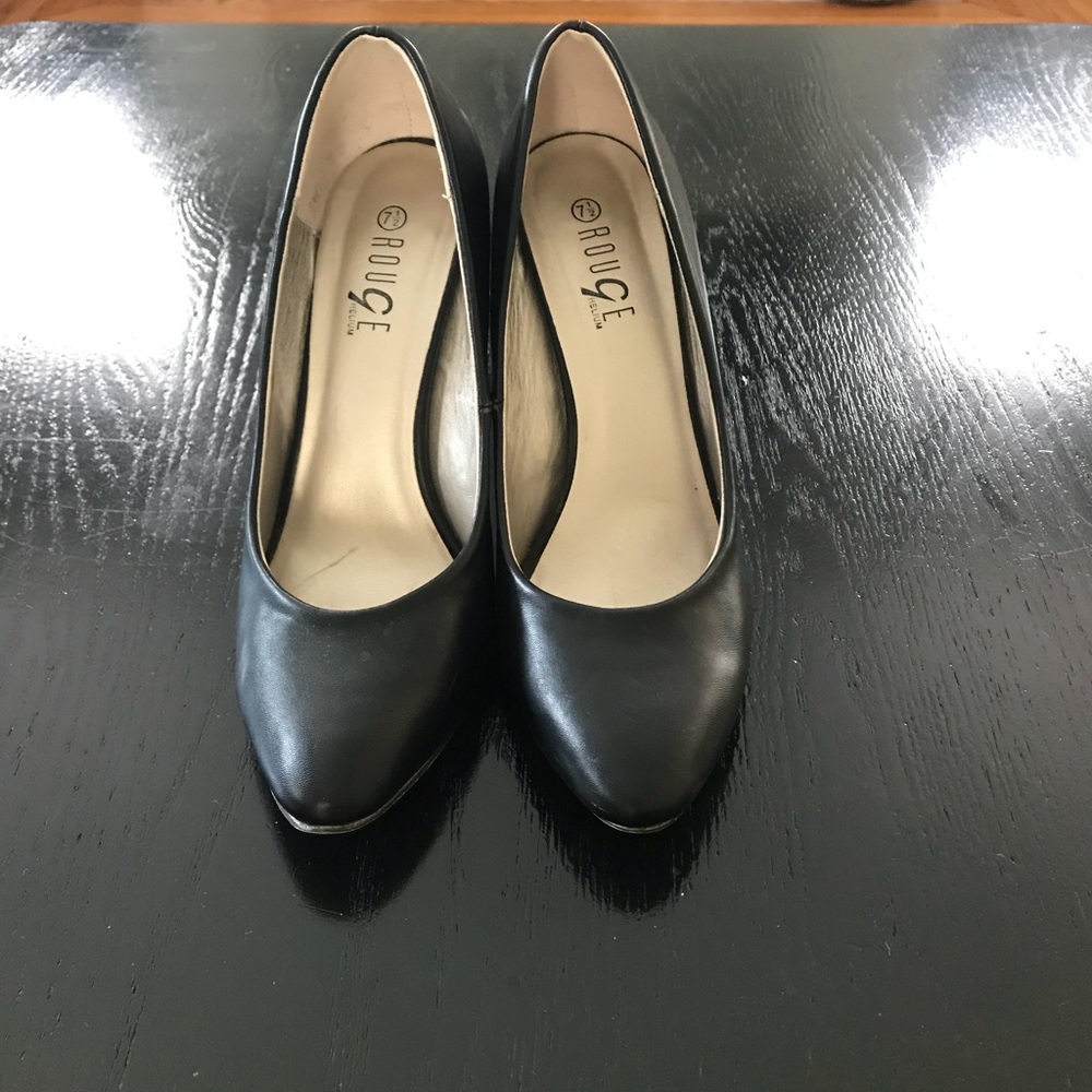 Rouge Helium Black Pumps